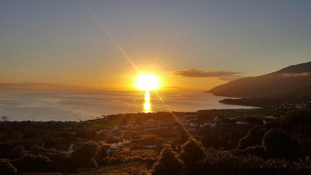 - une vue sur le coucher de soleil sur l'océan dans l'établissement Barrocas do Mar, à Prainha de Baixo