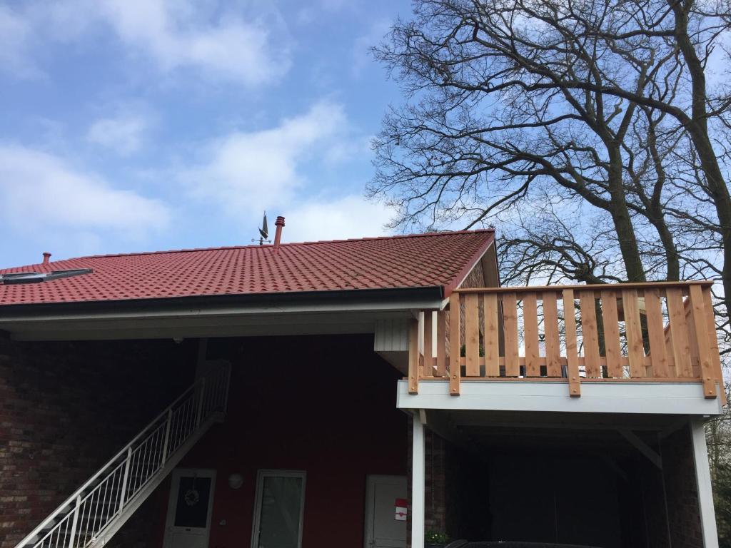 una terraza en el lateral de una casa en Nordwind en Boltenhagen