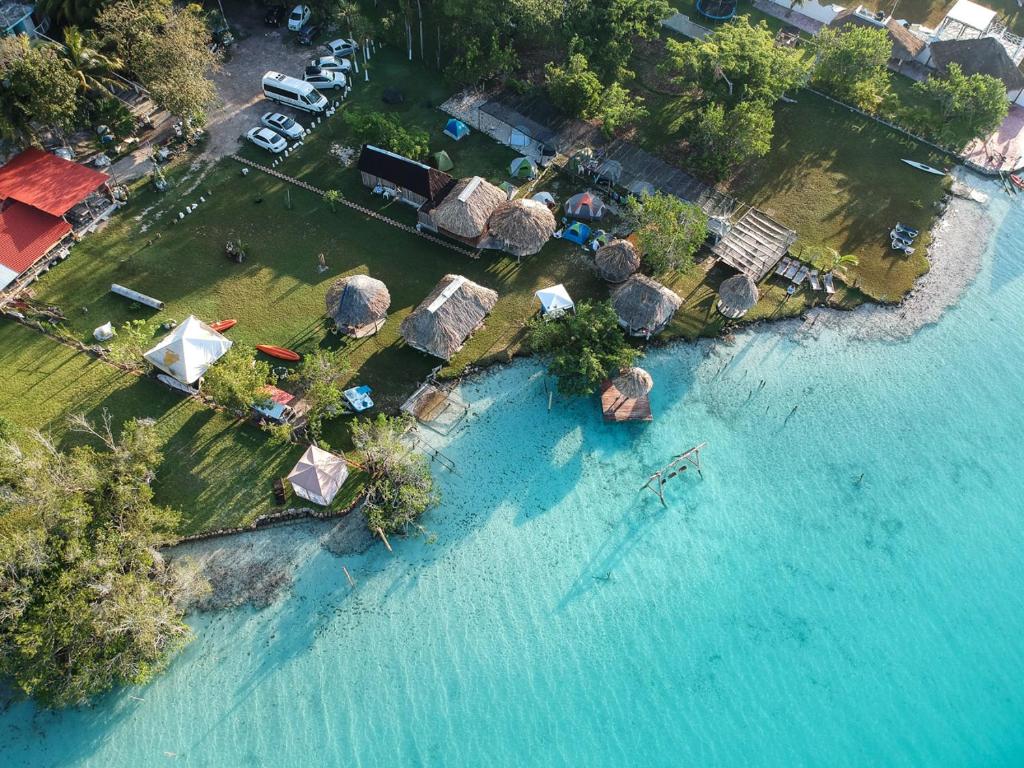 una vista aérea de una isla en el agua en Ecocamping Yaxche, en Bacalar