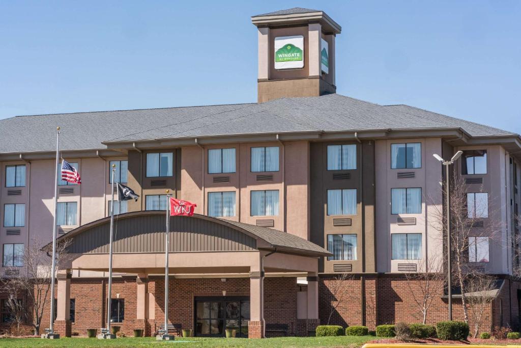 um edifício com uma torre de relógio em cima em Wingate by Wyndham Bowling Green em Bowling Green