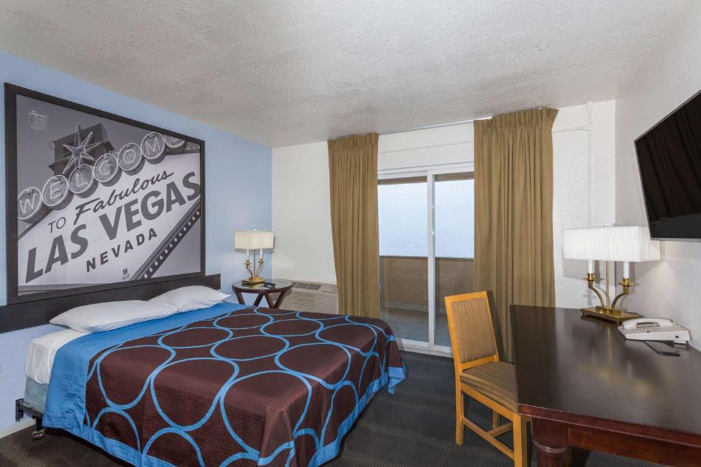 Postel nebo postele na pokoji v ubytování Super 8 by Wyndham Las Vegas North Strip/Fremont St. Area