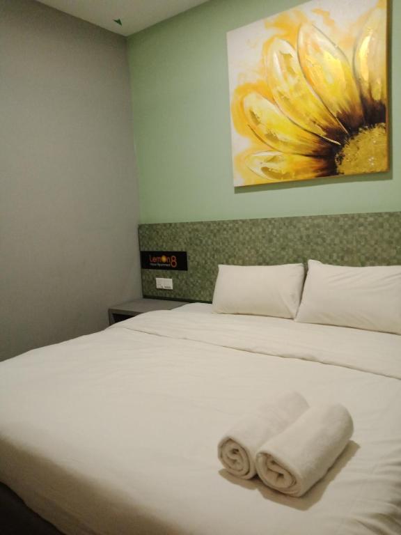Postel nebo postele na pokoji v ubytování Lemon 8 Boutique Hotel @ Melaka