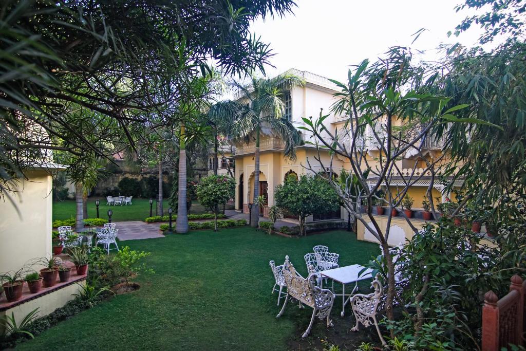 Zahrada ubytování Alsisar Haveli - Heritage Hotel