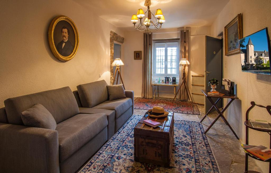 TV a/nebo společenská místnost v ubytování Château de Labro - Teritoria
