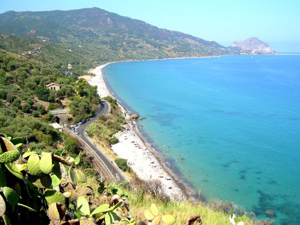 una vista aerea su una spiaggia e sull'oceano di Casagioia a Cefalù