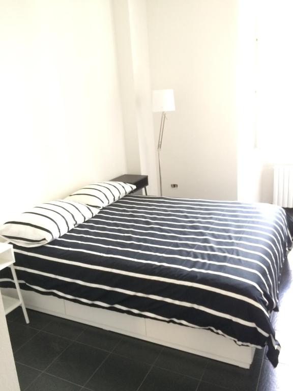 Кровать или кровати в номере Naviglio Grande Apartment