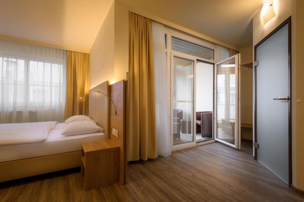 Posteľ alebo postele v izbe v ubytovaní City Hotel Stockerau