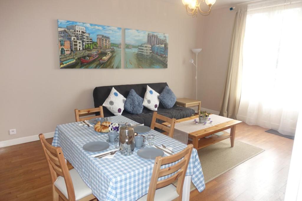 a living room with a table and a couch at Appartement des Monédières in Treignac