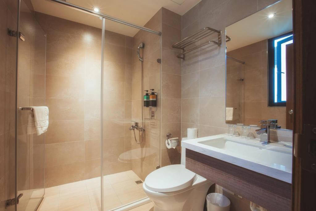 A bathroom at FangLiao Hotel