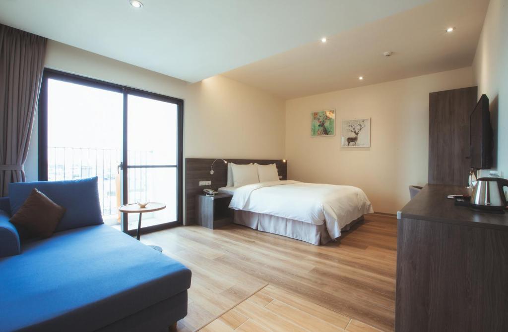 A bed or beds in a room at FangLiao Hotel