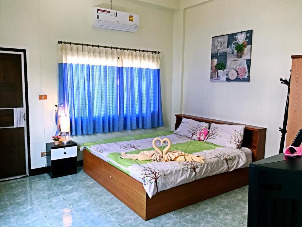 um quarto com uma cama com duas toalhas em Nara House em Chiang Mai