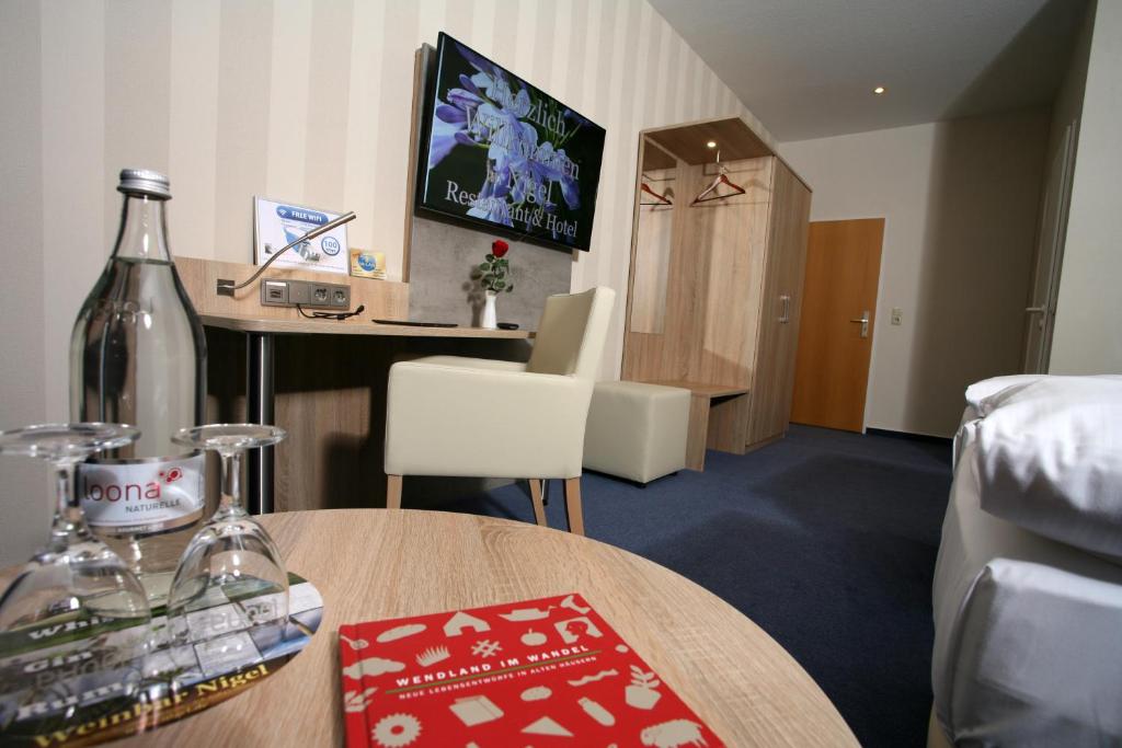 TV a/nebo společenská místnost v ubytování Nigel Restaurant & Hotel im Wendland