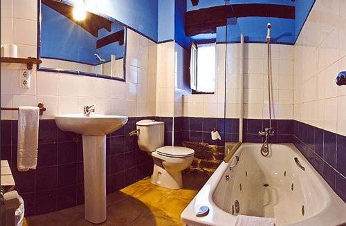 A bathroom at Apartamentos El Patio