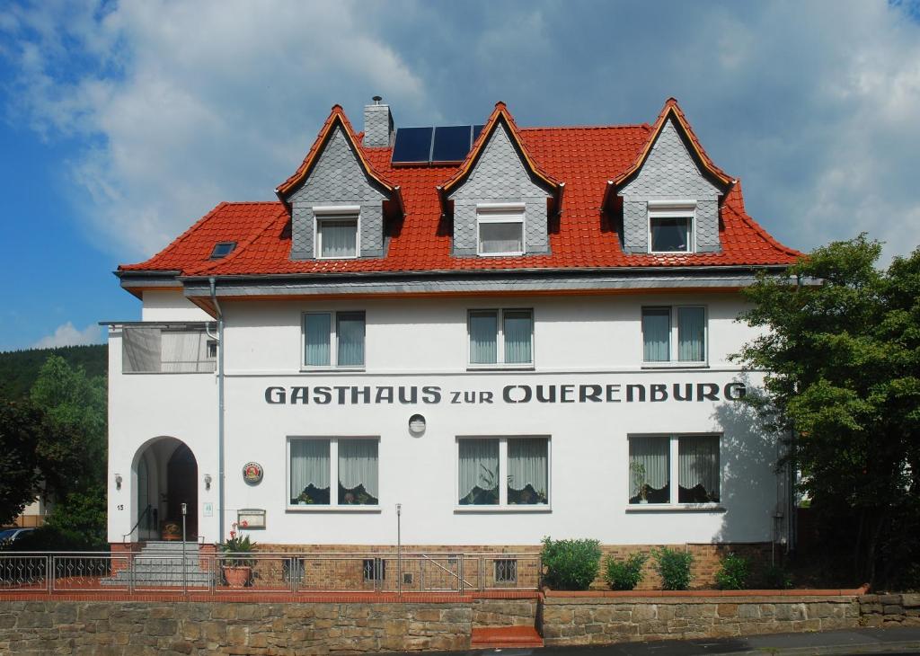 un edificio blanco con techo rojo en Gasthof zur Querenburg, en Hannoversch Münden