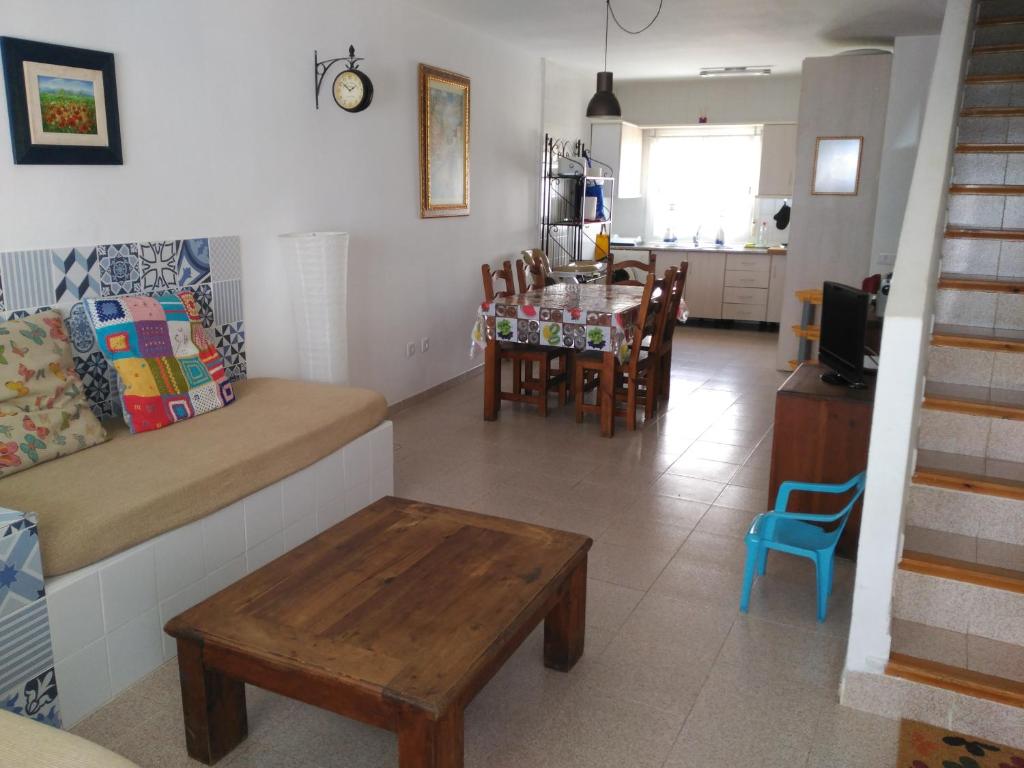 uma sala de estar com um sofá e uma mesa em Comodidad en AGUAMARGA! em Agua Amarga