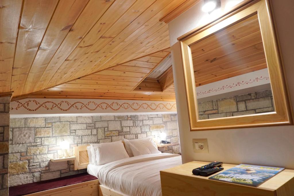 Postel nebo postele na pokoji v ubytování Hotel Argjiro