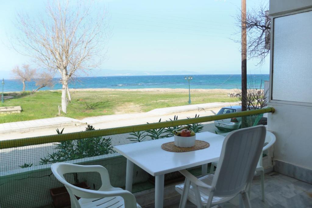 d'une table et de chaises sur un balcon avec vue sur l'océan. dans l'établissement Holiday Home by the Sea, à Potidée