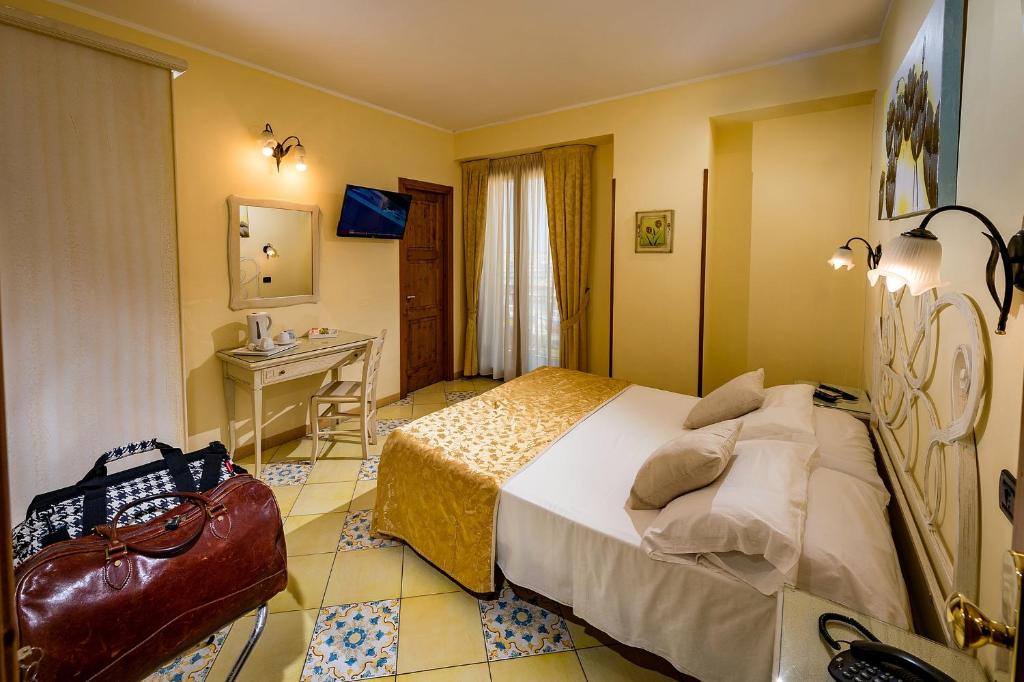 Postel nebo postele na pokoji v ubytování Hotel Cala Marina