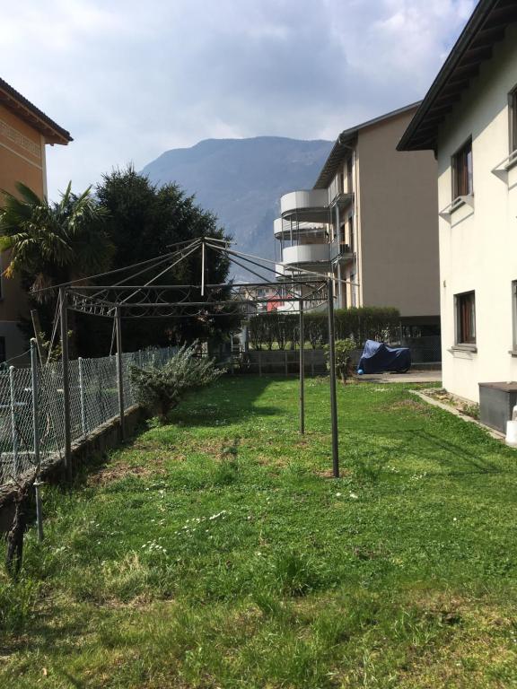 un canestro da basket in un cortile accanto a un edificio di Monolocale Bellinzona a Bellinzona