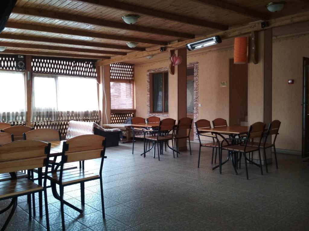 Restaurace v ubytování Котедж Silvia
