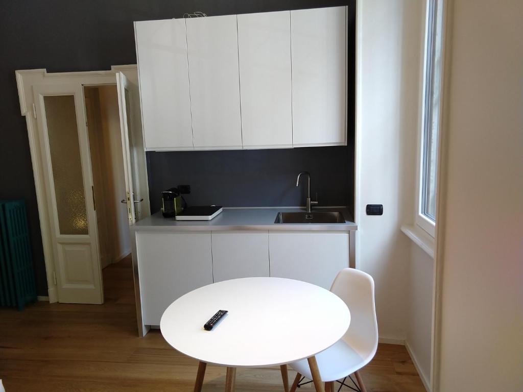 A kitchen or kitchenette at Grey Design Suite