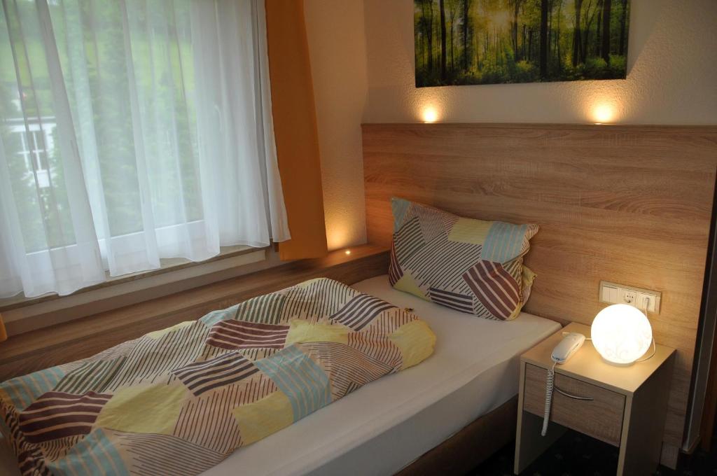 Postel nebo postele na pokoji v ubytování Hotel Niedersfeld-Winterberg
