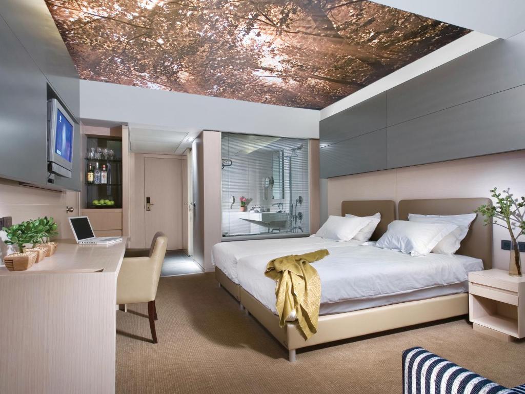 Postel nebo postele na pokoji v ubytování Dan Tel Aviv Hotel