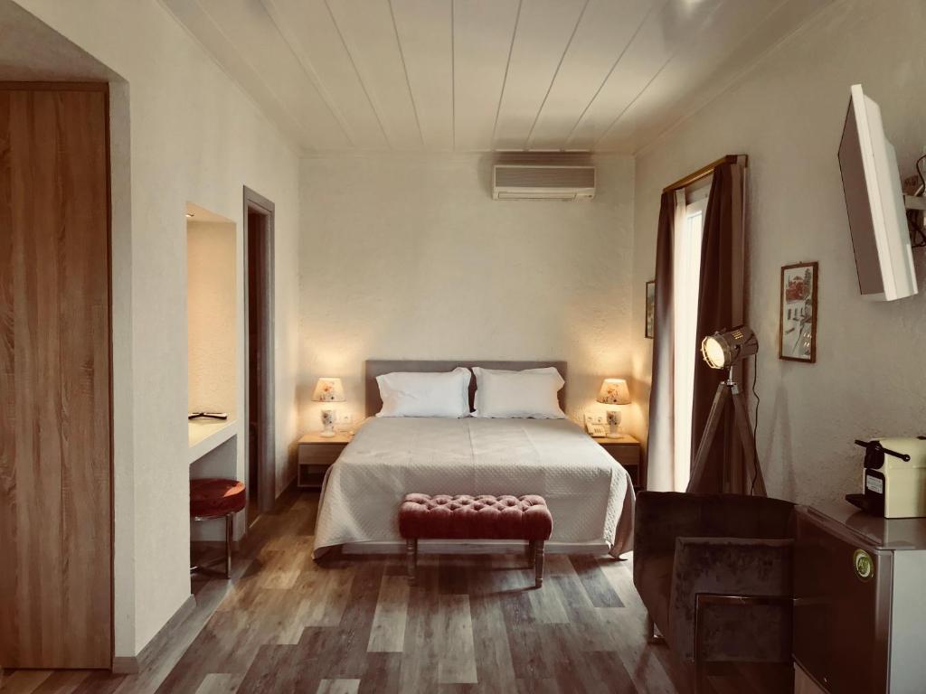 sypialnia z łóżkiem i stołkiem w obiekcie Sailor's Nautical Concept w mieście Spetses