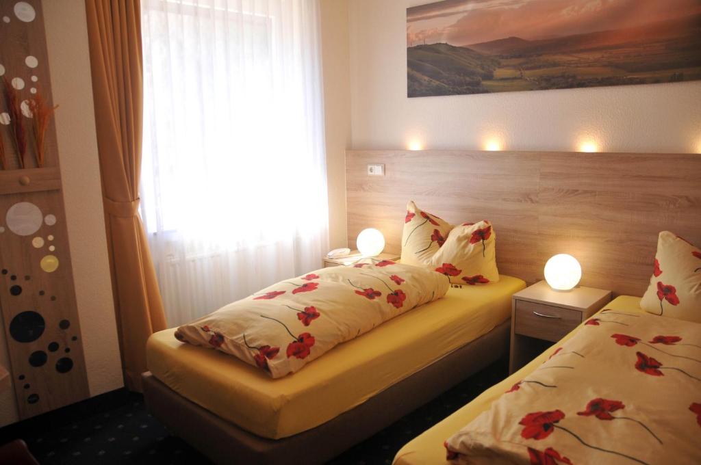 Postel nebo postele na pokoji v ubytování Hotel Niedersfeld-Winterberg