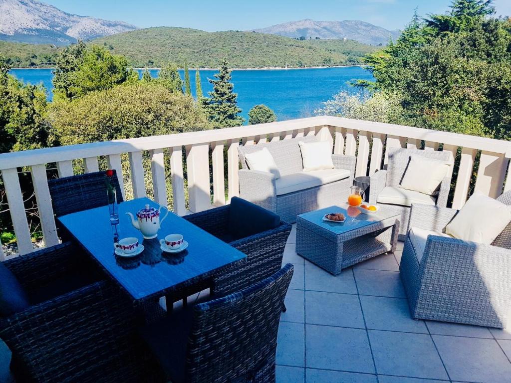 eine Terrasse mit einem Tisch und Stühlen auf dem Balkon in der Unterkunft Apartments Daniela in Korčula