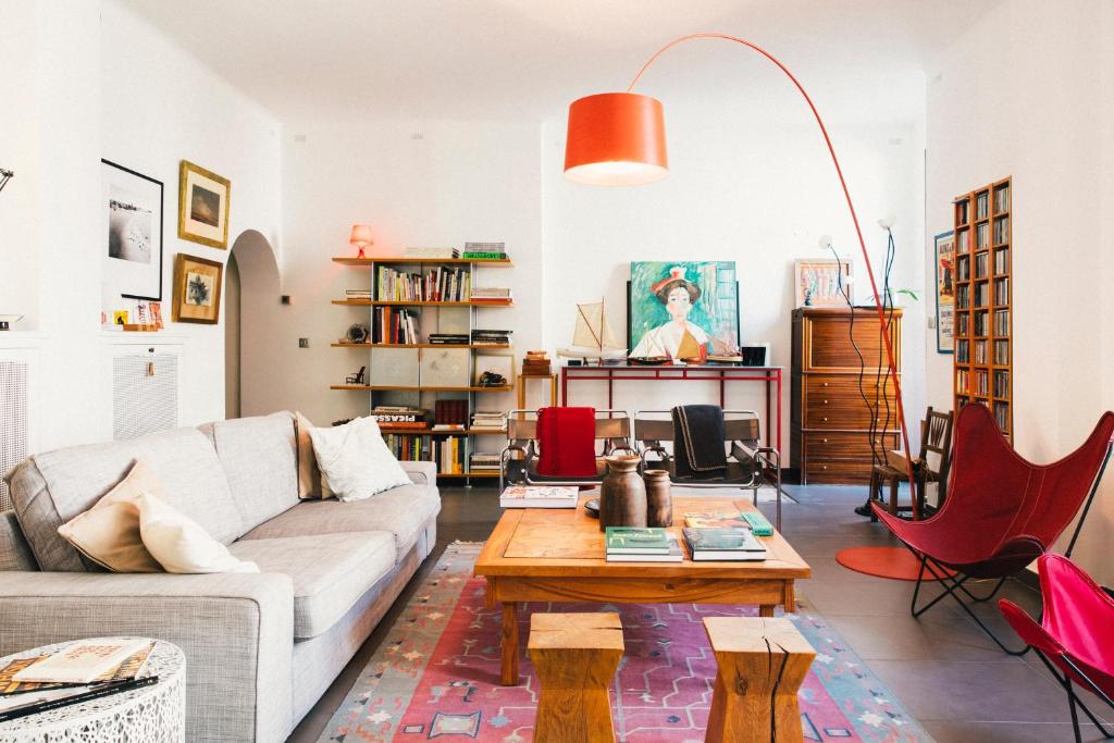 a living room with a couch and a coffee table at Maison de charme d'Arles in Arles