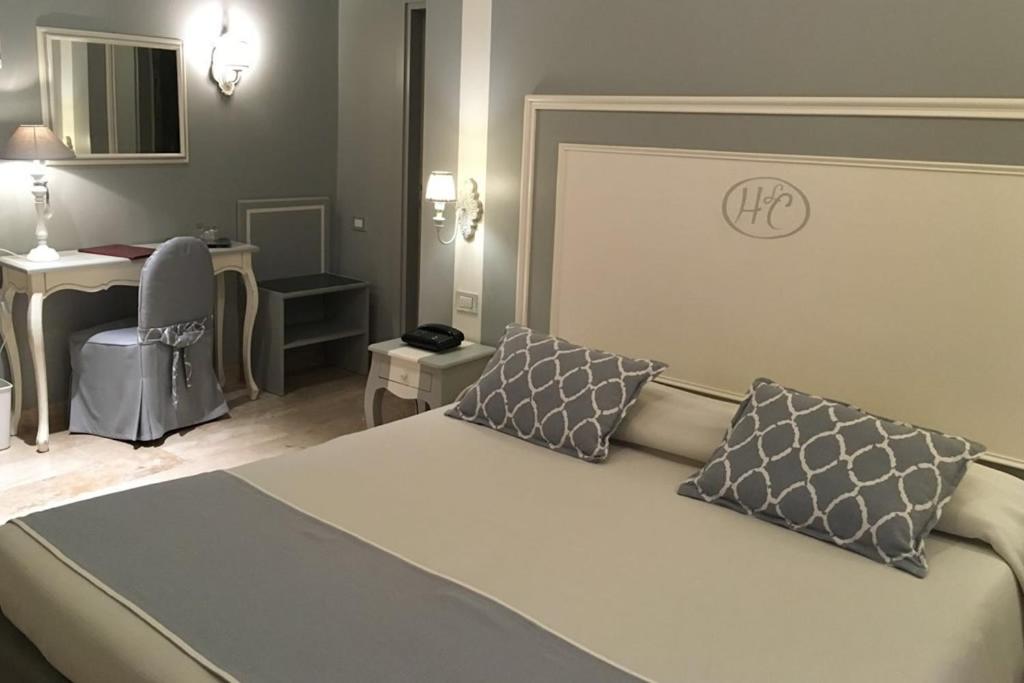 Postel nebo postele na pokoji v ubytování Hotel La Colonnina