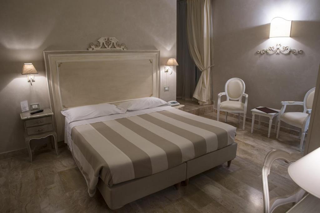 Postel nebo postele na pokoji v ubytování Hotel La Colonnina