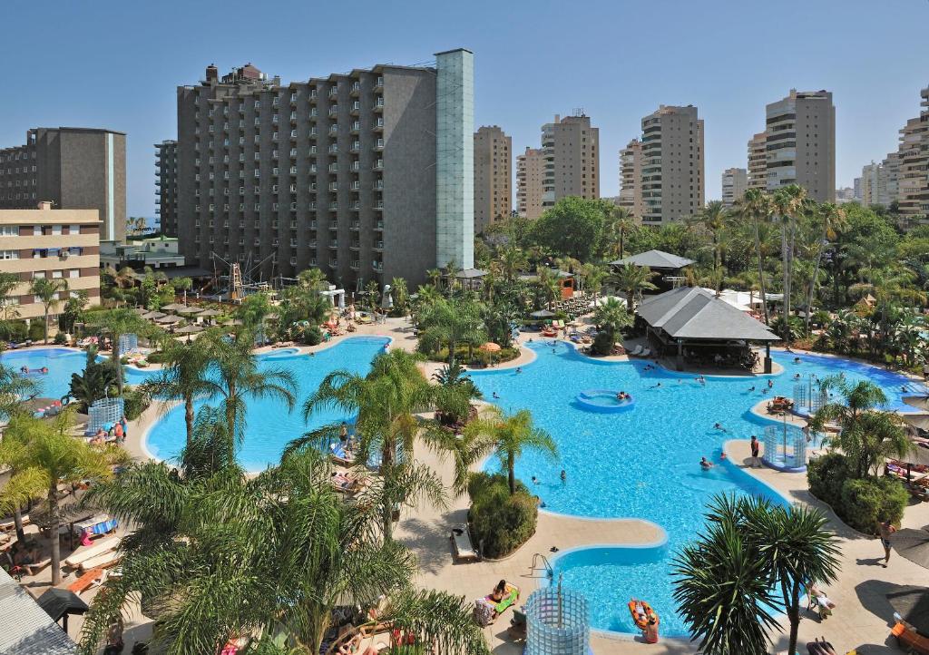 - une vue aérienne sur une grande piscine d'un complexe dans l'établissement Sol Principe, à Torremolinos