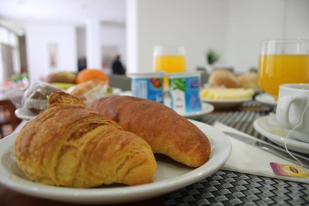 Opções de café da manhã disponíveis para hóspedes em Hotel Ancora Mar