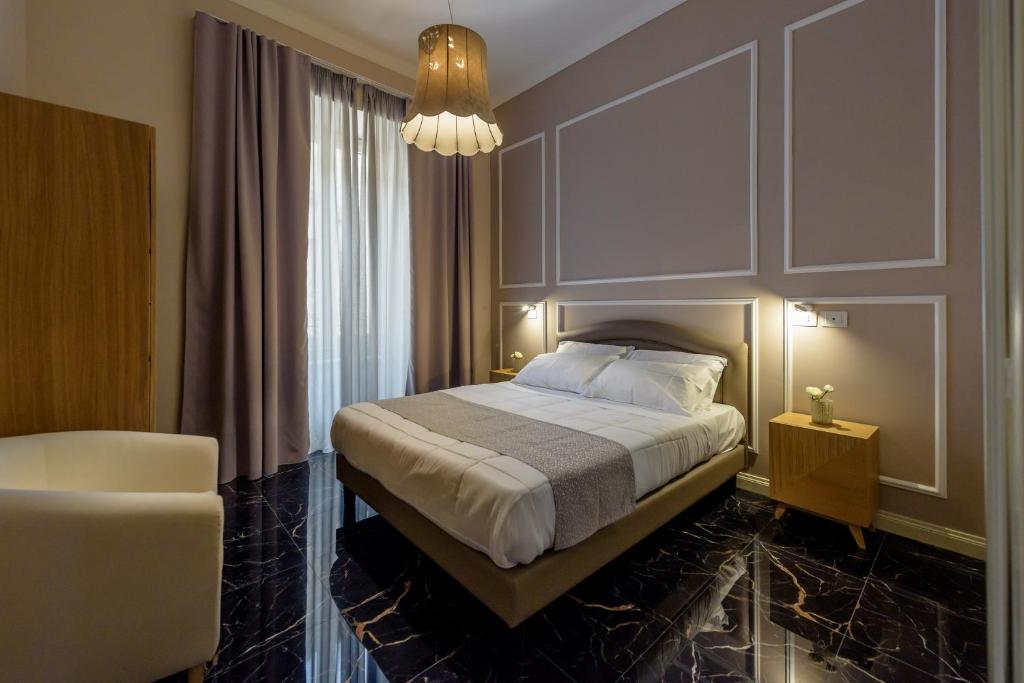 una camera con letto e lampadario a braccio di Marie Claire Apartments & Spa a Vasto