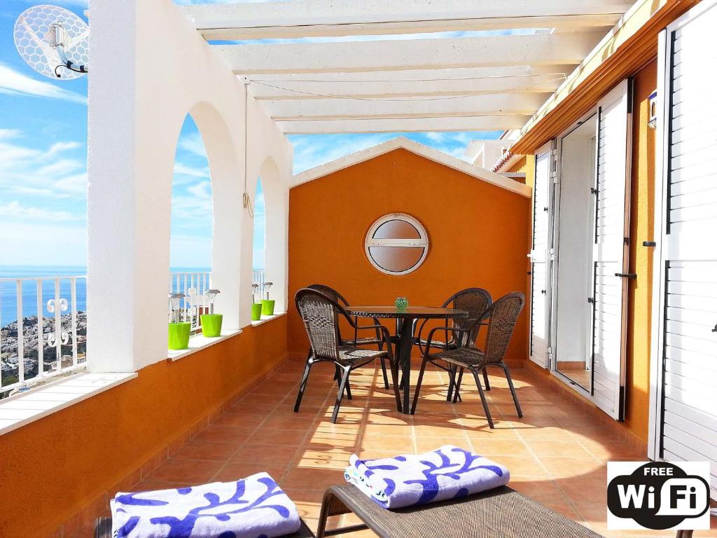 een balkon met een tafel en stoelen erop bij Apartment Vistamar 3 in Cumbre del Sol