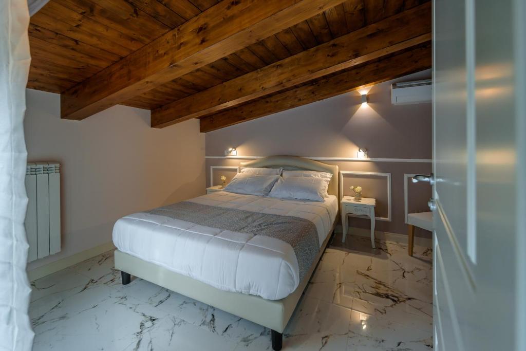 Postel nebo postele na pokoji v ubytování Marie Claire Apartments & Spa