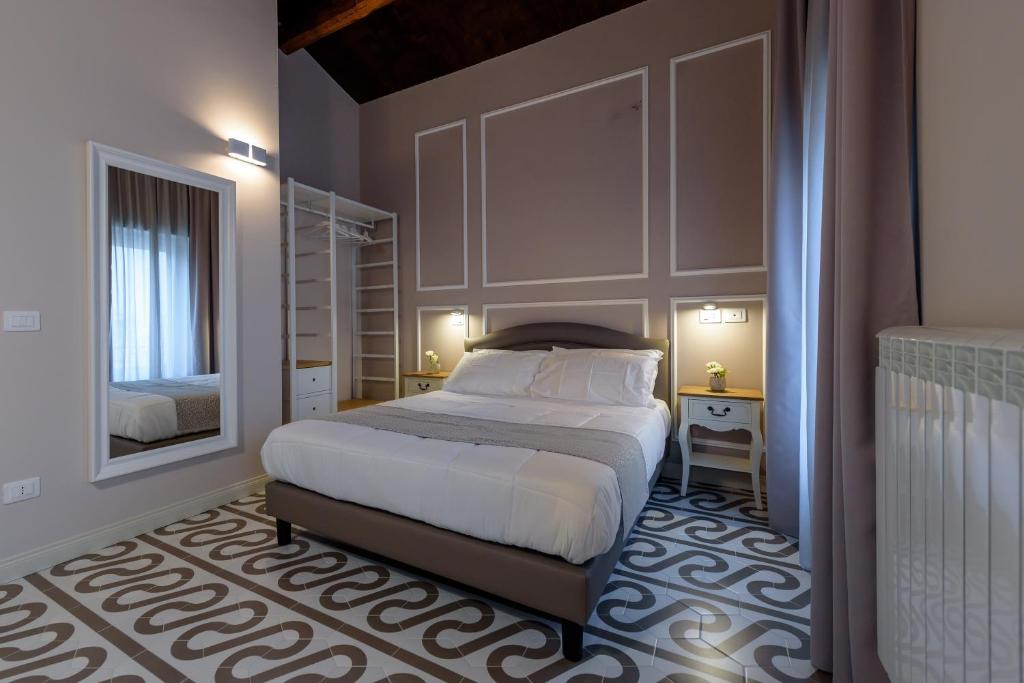 Postel nebo postele na pokoji v ubytování Marie Claire Apartments & Spa