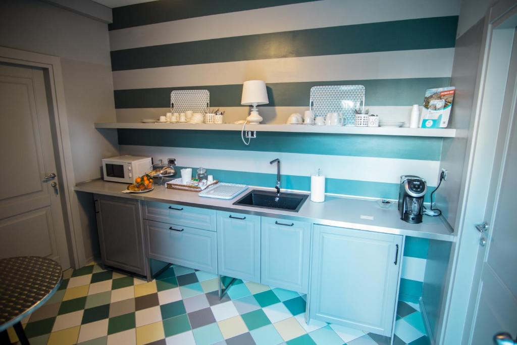 a kitchen with blue cabinets and a sink at BnB Villa Sant'Angelo in Ginosa Marina