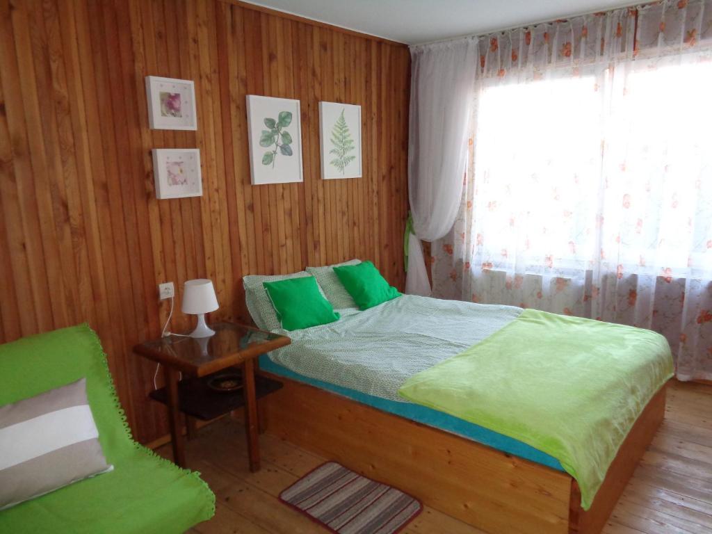 Postel nebo postele na pokoji v ubytování Uroczy Domek Z Ogrodem I Tarasem