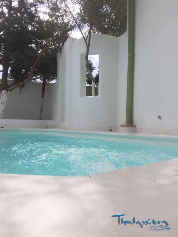 Bazén v ubytování Thalassitra Private Pool Suites nebo v jeho okolí