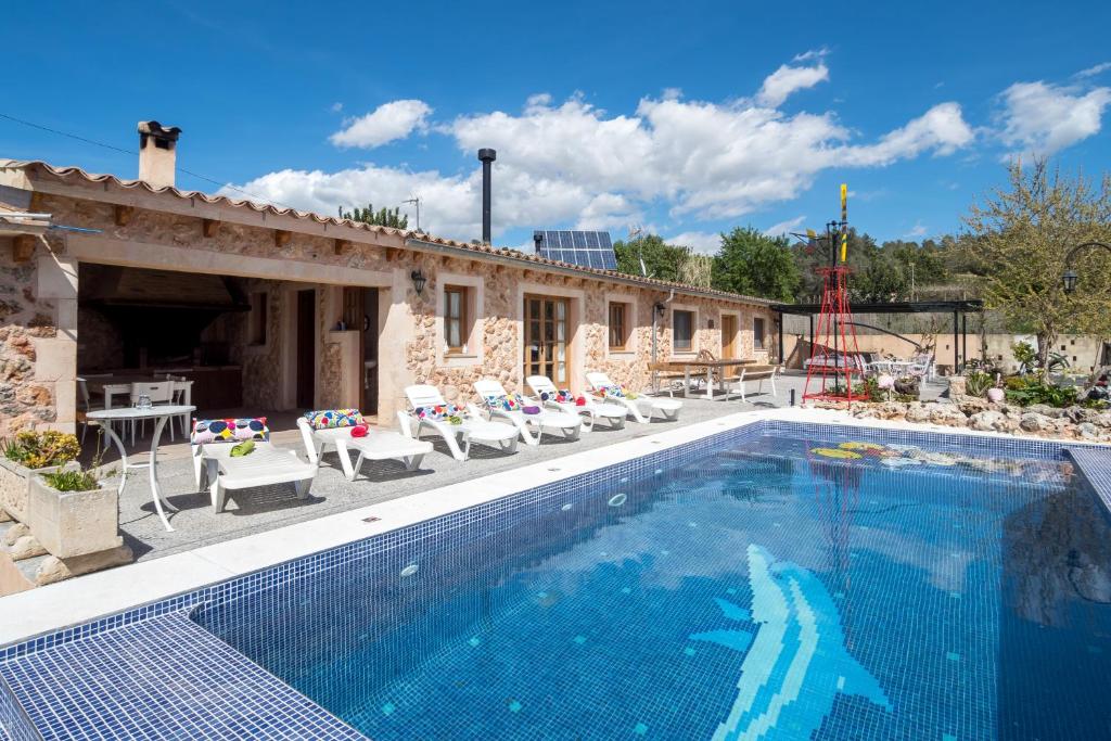 Villa con piscina frente a un edificio en Casa Samantha with pool near Santa Maria, en Marratxí 