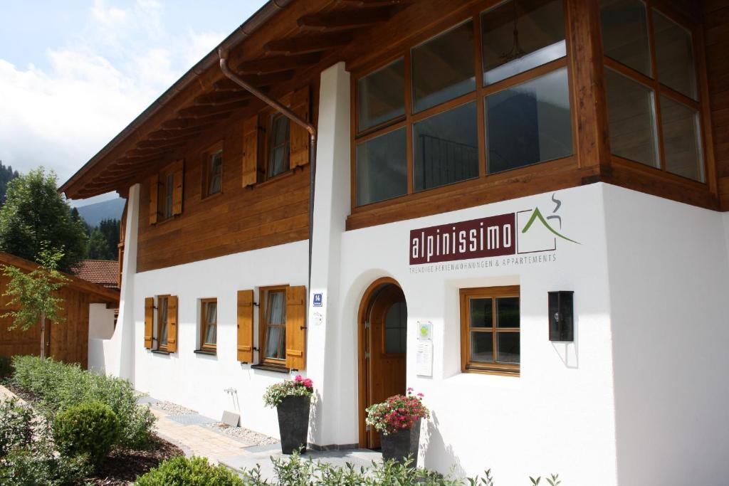 un edificio con un letrero que lee "burnside inn" en Ferienhaus Alpinissimo en Oberammergau