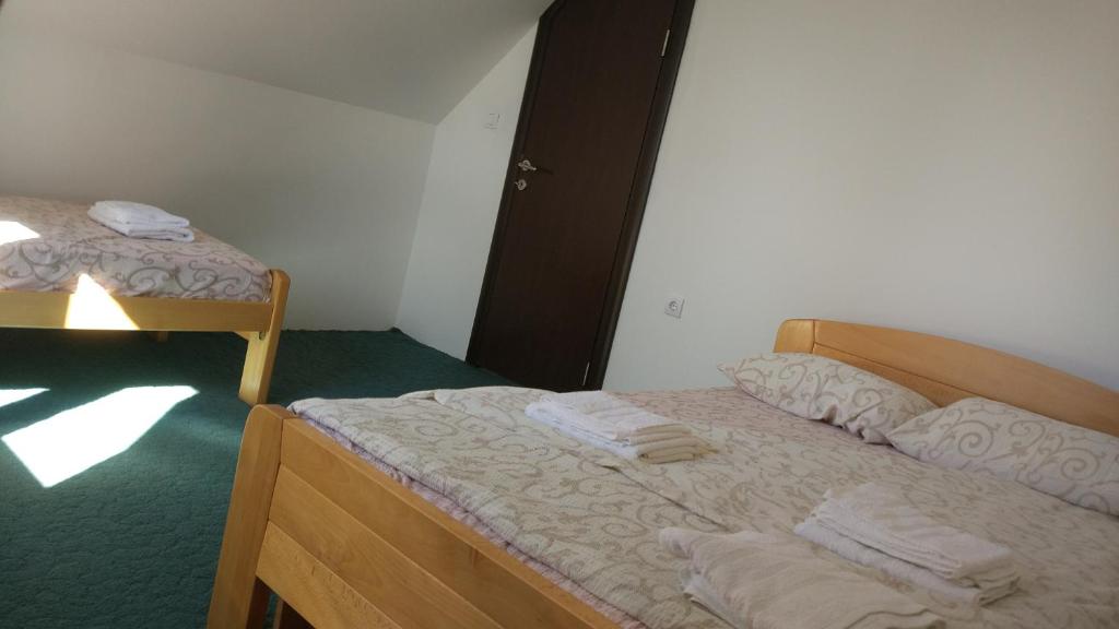 um quarto com 2 camas e toalhas em Kuća u prirodi em Divčibare