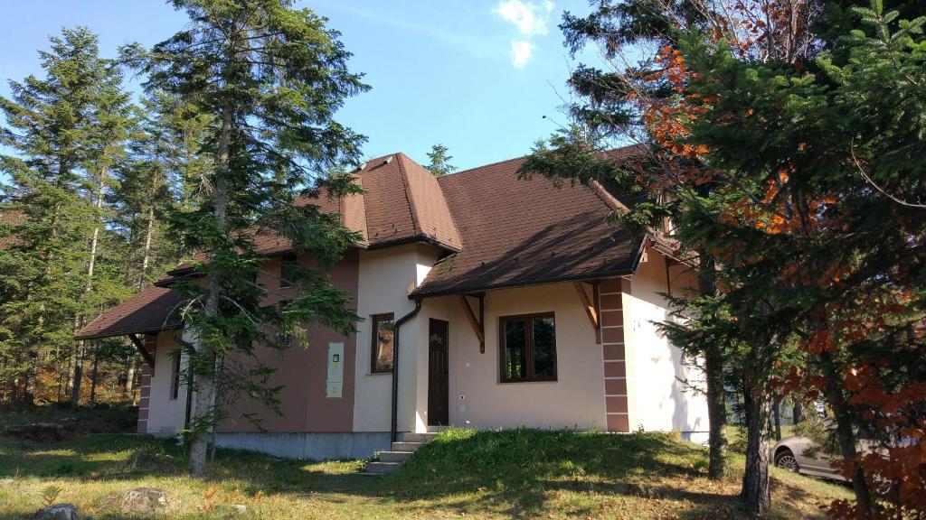 uma casa branca com um telhado marrom em Kuća u prirodi em Divčibare