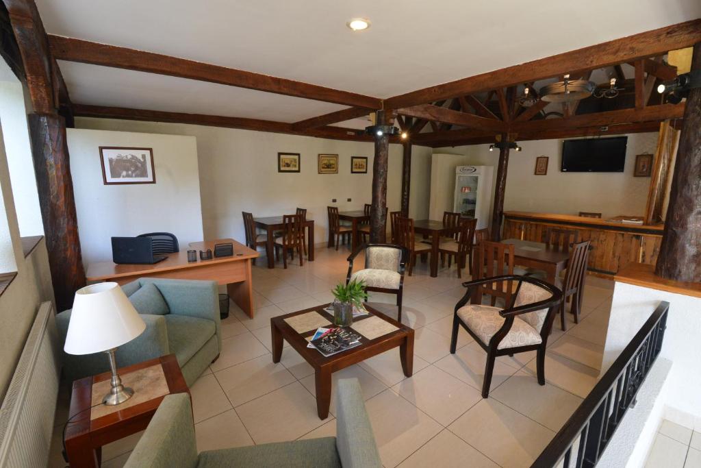 TV a/nebo společenská místnost v ubytování Howard Johnson Hotel Rinconada de Los Andes