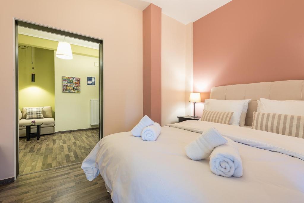 ein Schlafzimmer mit 2 Betten und weißen Handtüchern darauf in der Unterkunft Athens Mini Suite in Athen