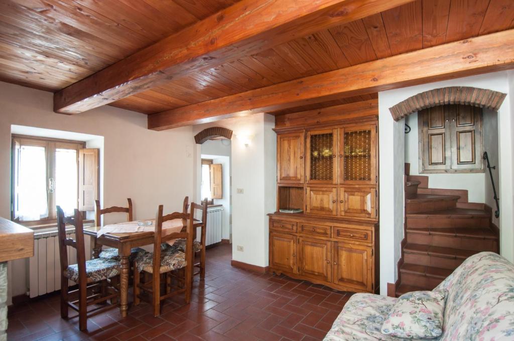 salon z drewnianym sufitem i stołem w obiekcie Country House Vezzano w mieście Chiusi della Verna