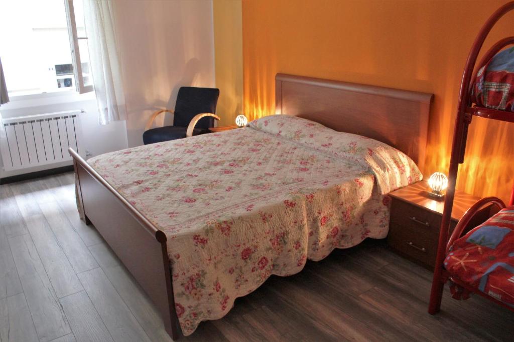 得利雅斯特的住宿－Casa vacanza Luisa，一间卧室配有一张带花卉床罩的床